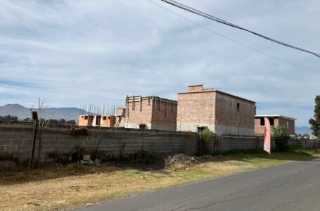 El PAN acusa a Martí Batres de facilitar proyectos de vivienda a líderes de MORENA.